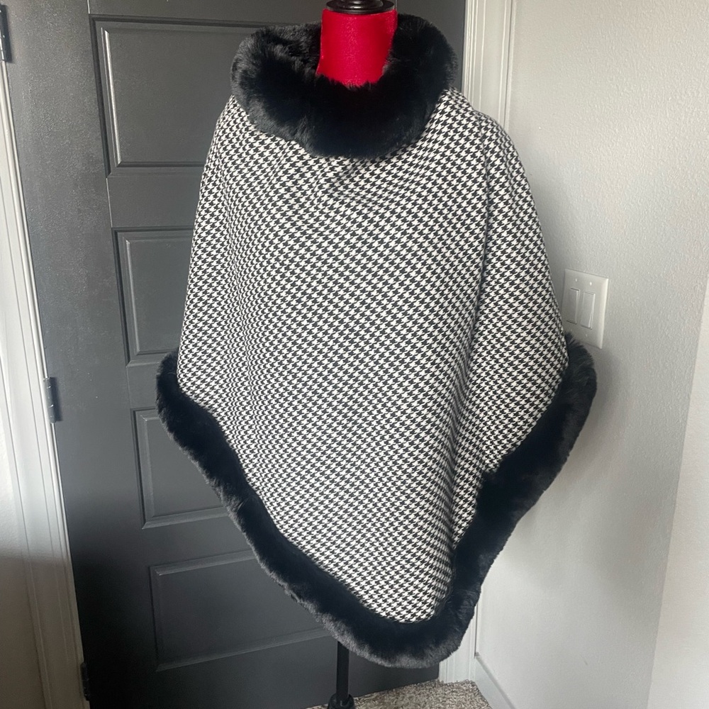 Women’s Pia Rossini Addison Poncho faux fur cape one size $115 New